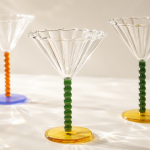 Tre Perle-cocktailglas i borosilikatglas från &klevering, mörkgrön och orange kulör