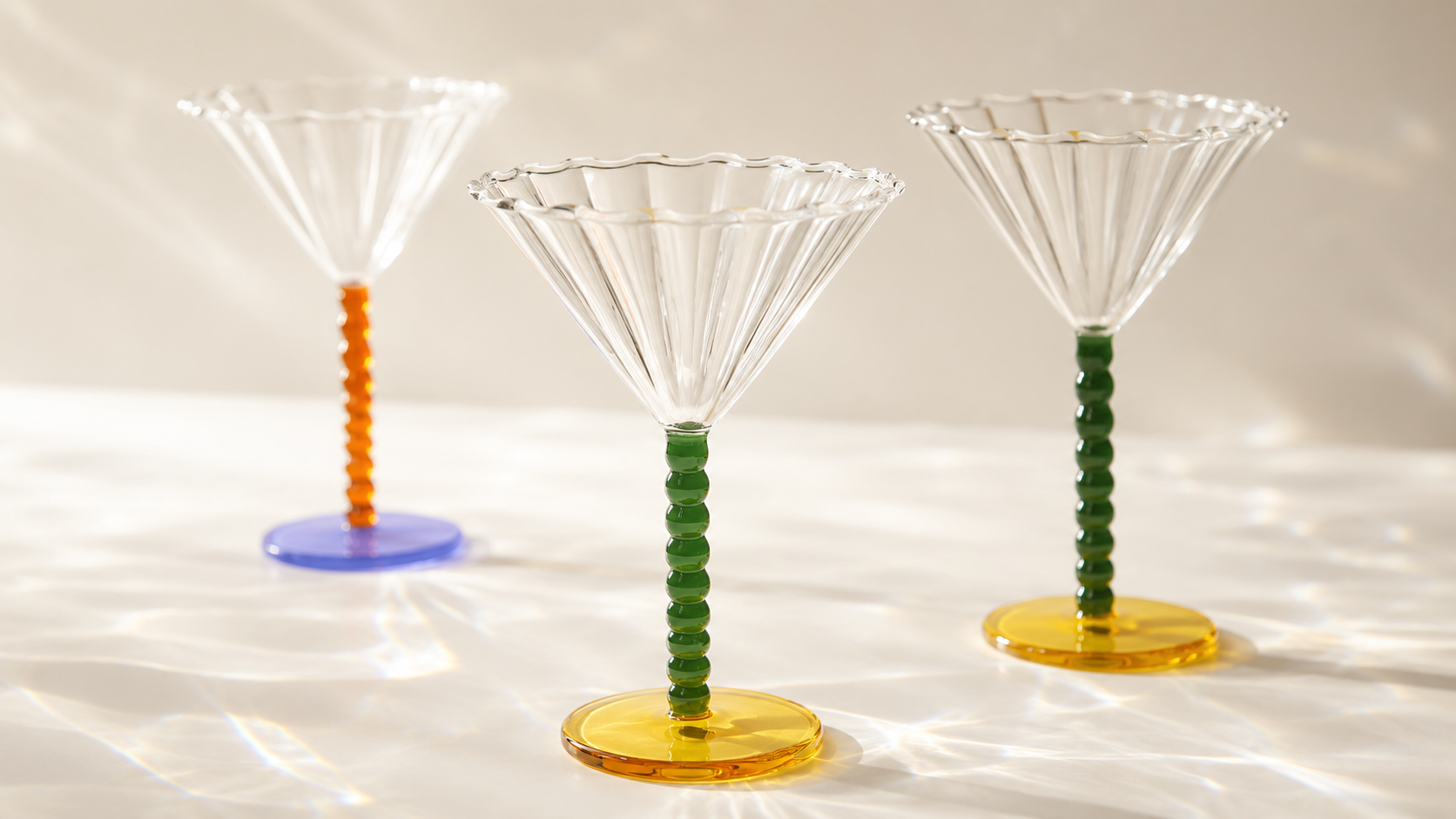 Tre Perle-cocktailglas i borosilikatglas från &klevering, mörkgrön och orange kulör