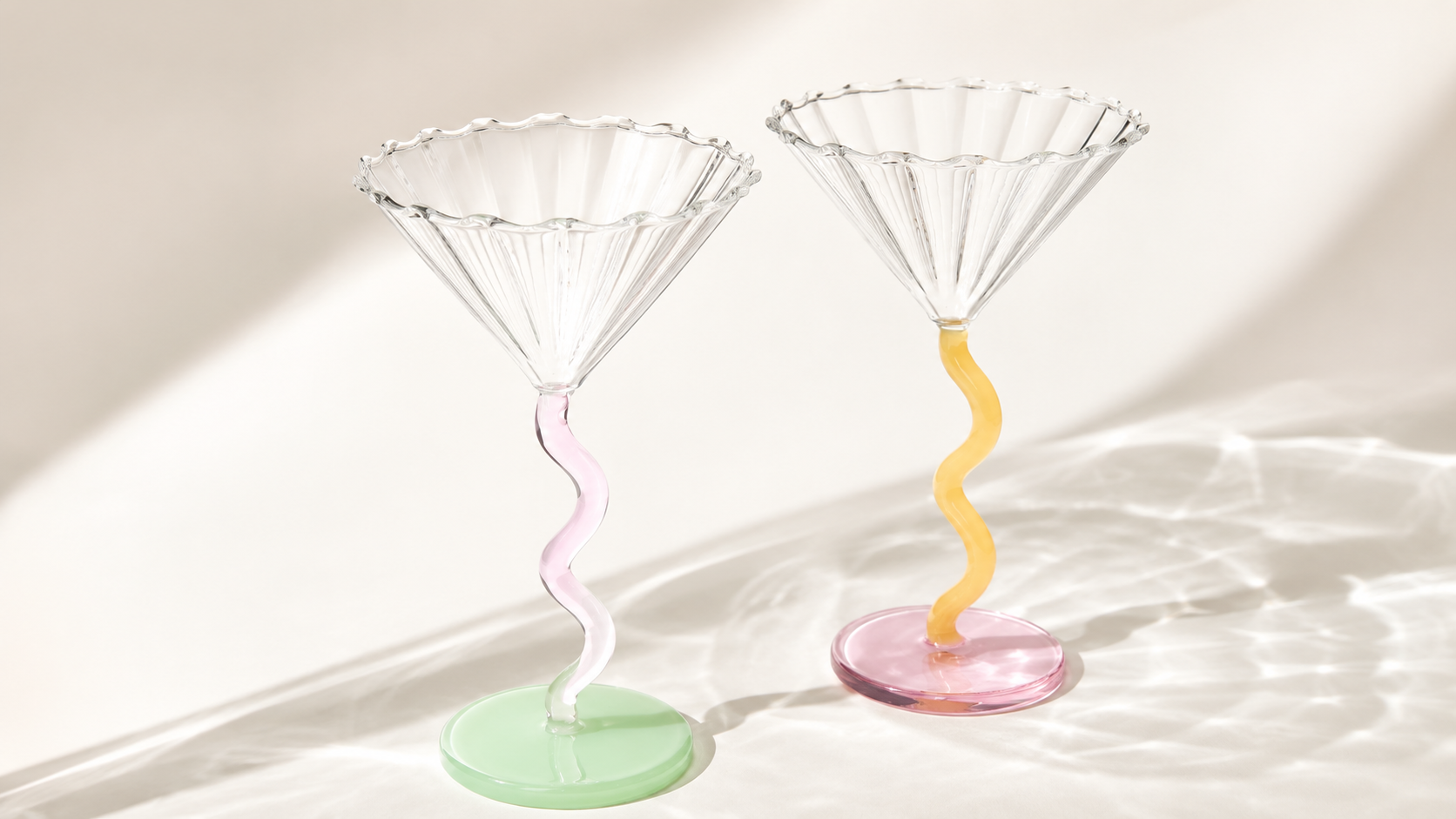 Två Curve-cocktailglas i borosilikatglas från &klevering, lila och ljusgrön kulör